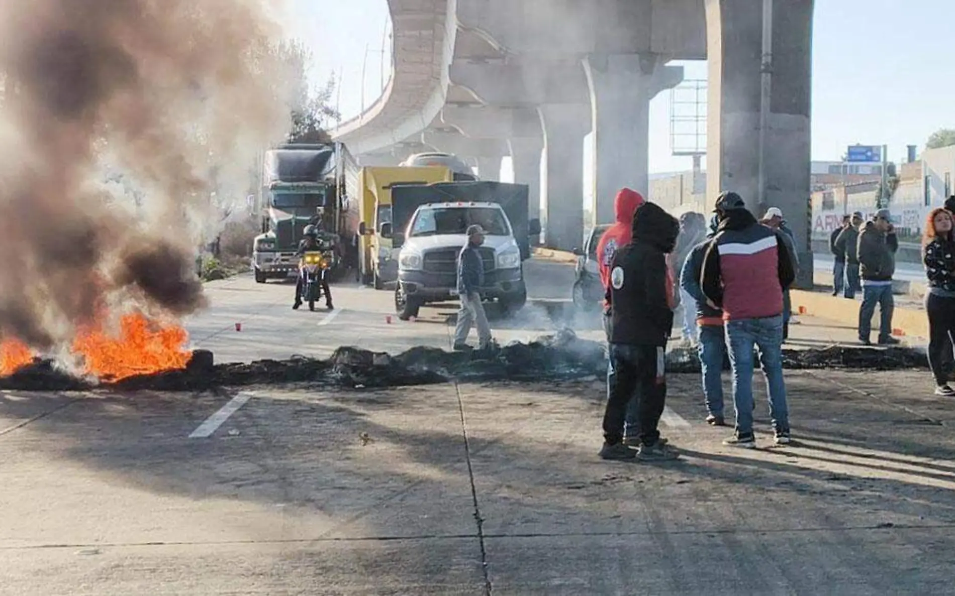 Bloqueo Arco Norte afecta autopista México Puebla